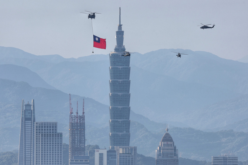 雙十國慶空中預演29日清晨展開，國旗機隊（CH-47、UH-60M）吊掛巨幅國旗飛越台北市區上空。 (圖：中央社)