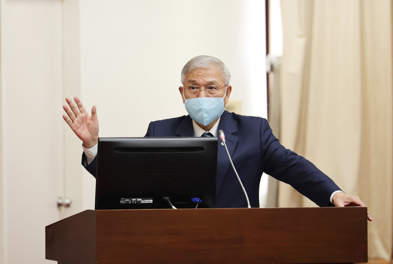 中央銀行總裁楊金龍9月27日於立法院總質詢時，詢答中談及外匯管制，隔天台北股市大跌，引發外界質疑和楊金龍的外匯管制說有關。(圖:中央社)