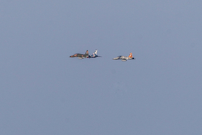 今年國慶勇鷹高教機及F-5型機編隊衝場，象徵薪火傳承，將是典禮亮點之一。 圖為國軍29日清晨在總統府前展開雙十國慶「全兵力」空中預演，1架勇鷹、2架虎斑塗裝的F-5戰機編隊飛越台北上空。 (圖：中央社)
