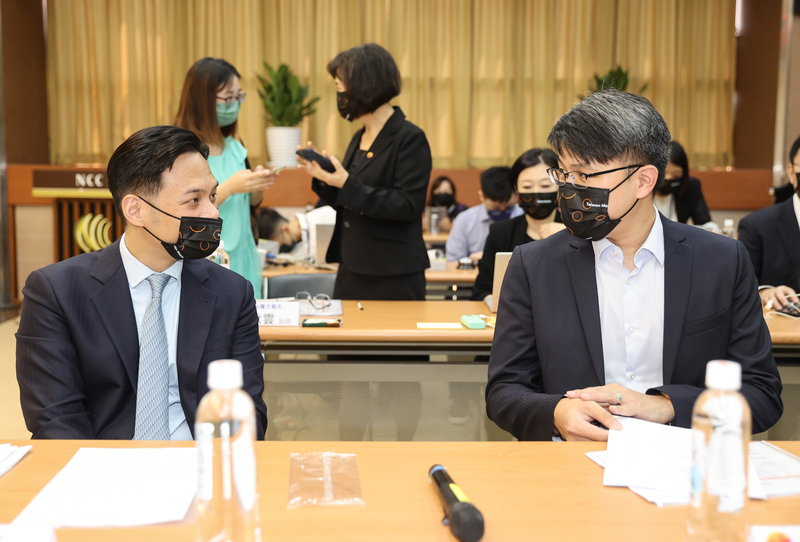 國家通訊傳播委員會（NCC）29日針對台灣大哥大合併台灣之星舉辦聽證會，台灣大哥大總經理林之晨（左）與商務長林東閔（右）在會前交談。 (圖：中央社)
