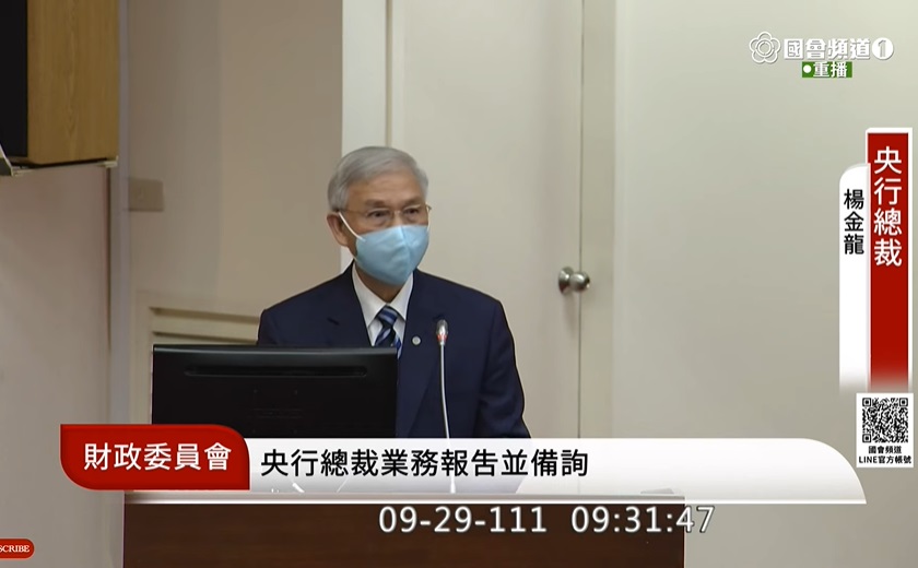 央行總裁楊金龍29日在立法院明確指出，只要明年國內消費者物價指數CPI能確定降至2%以下，央行就會「考慮看看」，進一步修正貨幣政策的方向。(圖擷自國會頻道)
