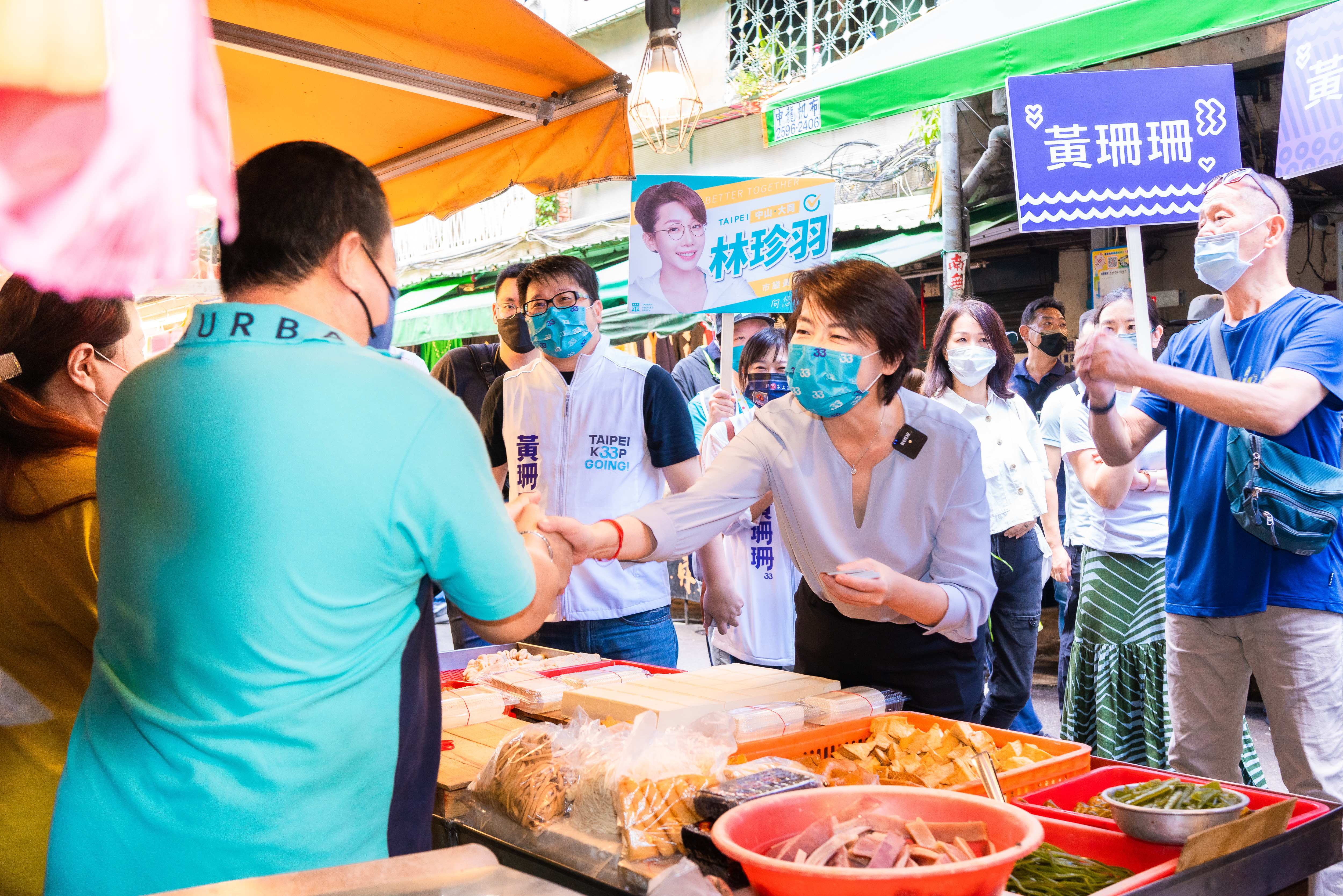 無黨籍台北市長參選人黃珊珊29日走訪大同區太平市場，並在大稻埕慈聖宮前宣講。(黃珊珊競辦提供)
