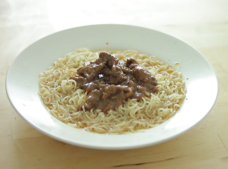 沙嗲牛肉麵已融入香港文化，成為香港人家家戶戶必備的食物。(圖擷自YouTube)