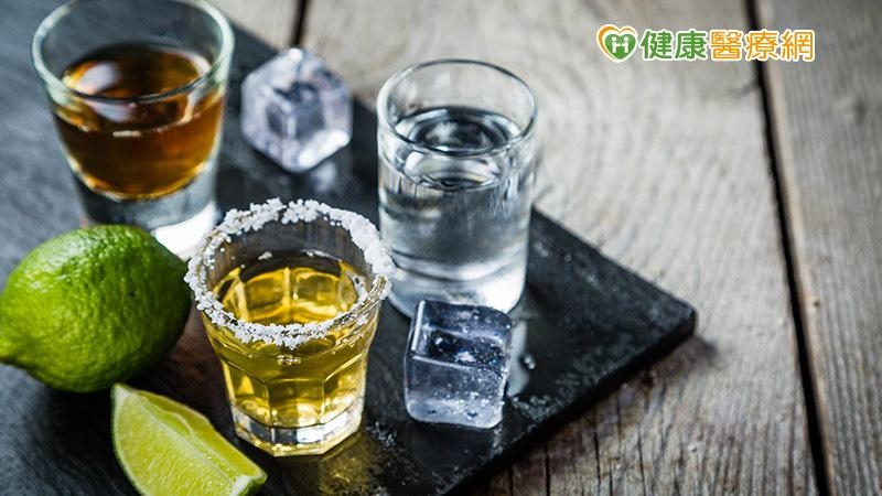 飲酒沒有安全量，即使少量也會有致癌風險，此外，台灣近半人口缺乏酒精代謝酵素「乙醛去氫酶(ALDH2)」，喝酒容易臉紅，還會提高罹癌及失智的風險，更不適合喝酒。(圖：健康醫療網 提供)