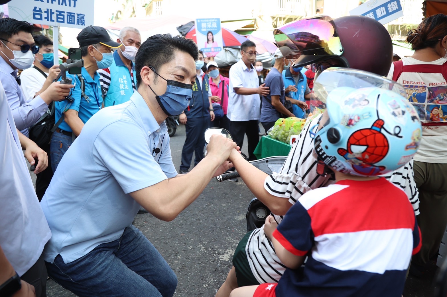 國民黨台北市長參選人蔣萬安29日到濱江市場掃街拜票。(蔣萬安競辦提供)