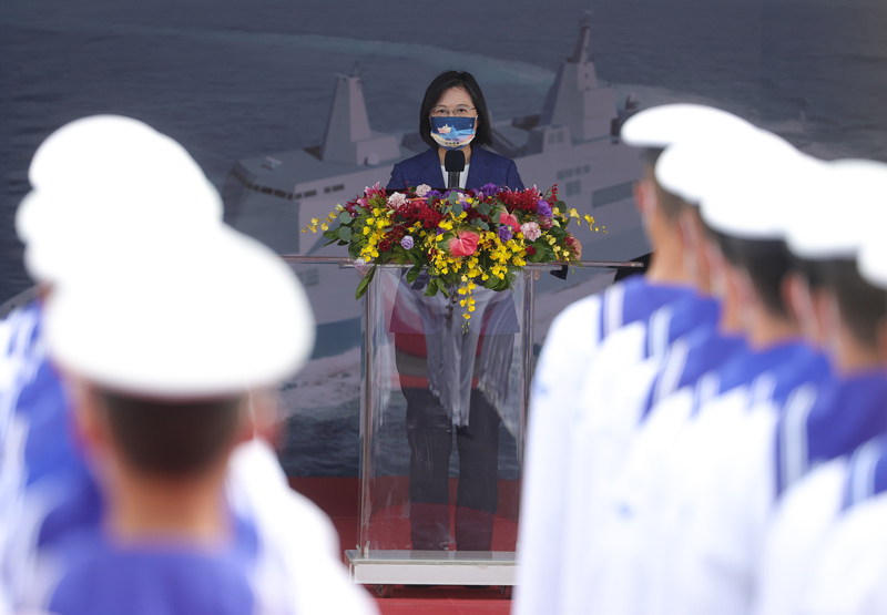 台船承建、海軍萬噸級兩棲船塢運輸艦「玉山艦」30日在台灣國際造船股份有限公司高雄港區舉行交艦典禮，由總統蔡英文（中）親自主持。 (圖：中央社)