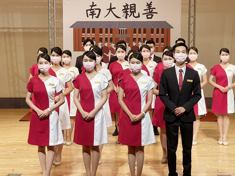 國立台南大學21名學生入選為111年國慶大會禮賓接待人員，也是南部第一所國慶禮賓接待服務學校，成員30日公開亮相，展現近一年的培訓成果。 (圖：中央社)