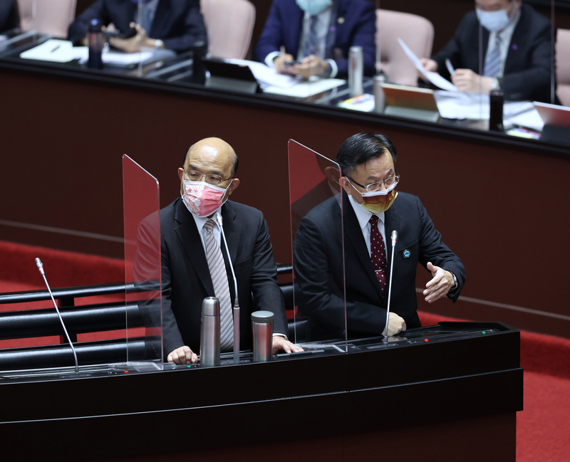 府院高層遭質疑介入國家通訊傳播委員會（NCC）審查鏡電視執照申請。NCC主委陳耀祥（右）30日在立法院備詢時表示，行政院長蘇貞昌沒有施壓，若檢調傳訊會全力配合；蘇貞昌（左）也表示，他沒有為此找過陳耀祥。 (圖：中央社)