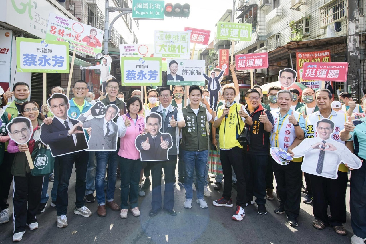 桃園市長鄭文燦、立委趙正宇、政策平台召集人林飛帆，30日前往八德區大湳市場幫確診居隔的鄭運鵬拜票。(圖：鄭運鵬臉書)