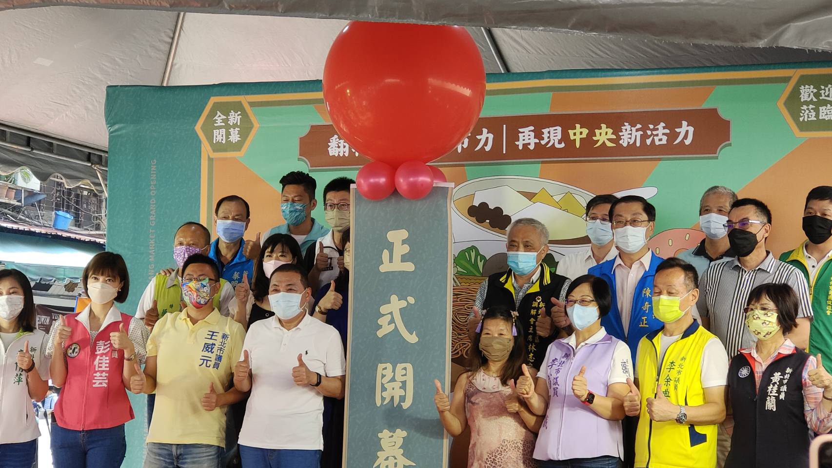 警大聲明爭議持續延燒，新北市長侯友宜(前排左四)30日維持低調態度表示，謝謝關心，辛苦了。(王韋婷攝)