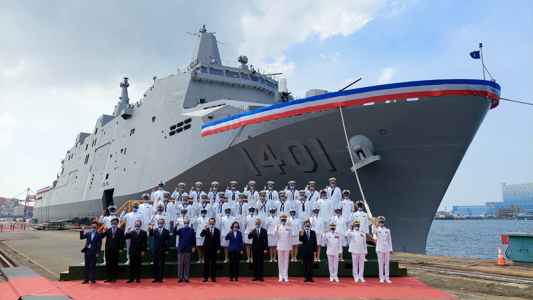 蔡英文總統(前排中)30日主持玉山軍艦的交艦典禮，並與接艦官兵合影。(歐陽夢萍 攝)