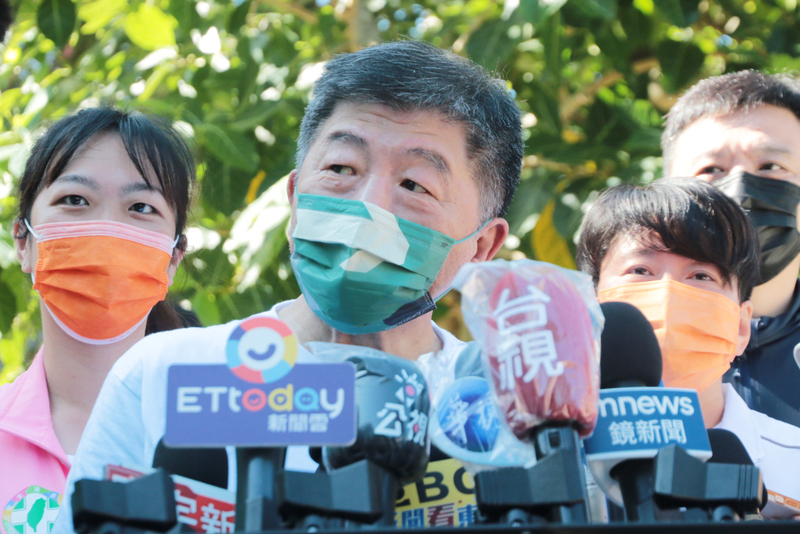 民進黨台北市長參選人陳時中（前中）1日參加111年全國登山日活動並接受媒體聯訪，針對棄保、藍白合等傳聞表示，換來換去、保來保去終究是一場空，回歸市政主軸才是民主政治真諦。 (圖：中央社)