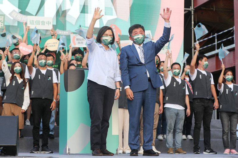 民進黨台北市長參選人陳時中（前右）1日下午在北平東路舉行競選總部成立大會，身兼民進黨主席的總統蔡英文（前左）也親自到場站台。 (圖：中央社)