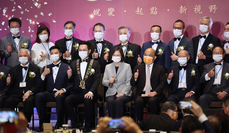 總統蔡英文（前右4）、行政院長蘇貞昌（前右3）1日晚間同台出席台北市國際青年商會65週年慶典禮，並與歷屆會長一同合影留念。 (圖：中央社)