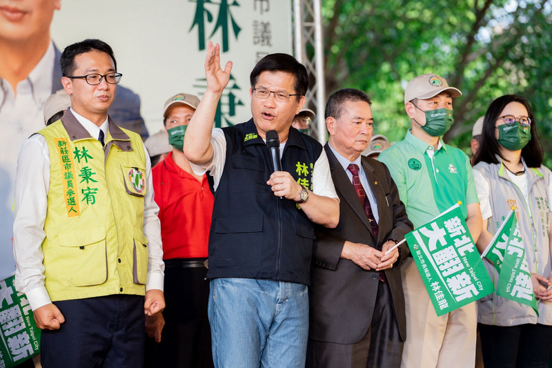 民進黨新北市長參選人林佳龍（前左2）1日到新莊區參加同黨市議員參選人林秉宥（前左）的聯合競選總部成立大會，並發表政見願景。（林佳龍競選辦公室提供） (圖：中央社)