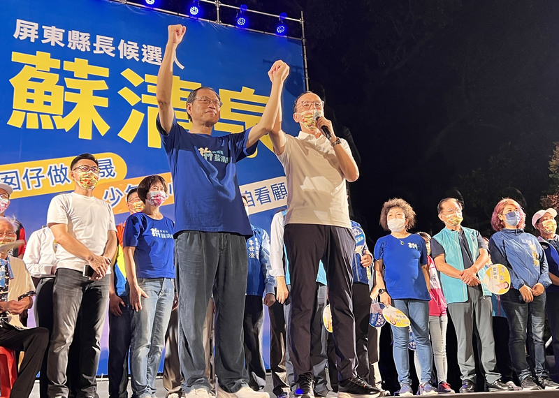 國民黨屏東縣長參選人蘇清泉（前左）1日晚間在屏東市仁愛路封街舉行競選總部成立晚會，黨主席朱立倫（前右）到場站台，籲請鄉親全力支持。 (圖：中央社)