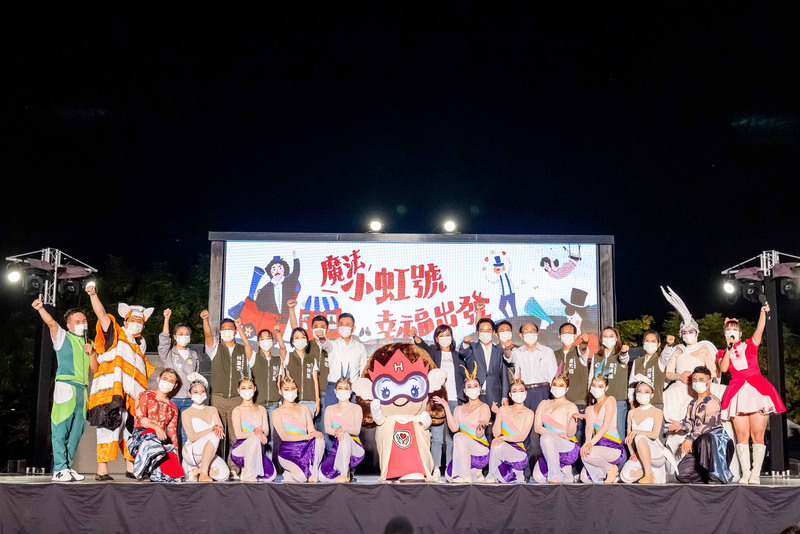 副總統賴清德（後右8）1日晚間出席民進黨新竹市長參選人沈慧虹（後右9）舉辦的的親子活動，與民眾同歡，前新竹市長林智堅（後左8）也到場參與。 (圖：中央社)