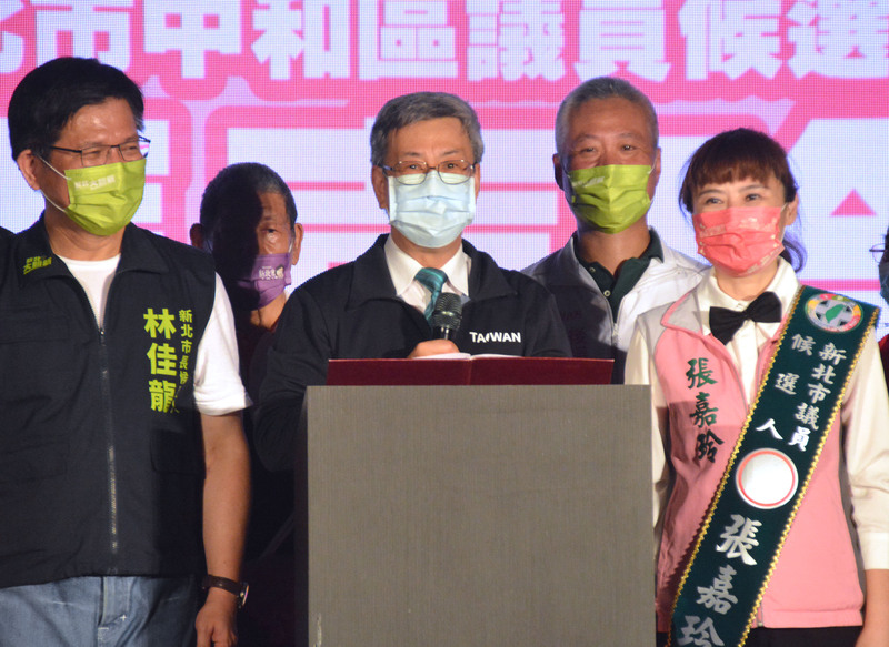 前副總統陳建仁（前中）1日晚間到新北市中和區，出席民進黨新北市長參選人林佳龍（前左）與市議員參選人張嘉玲（前右）的聯合競選總部成立大會，為兩人站台助選。 (圖：中央社)