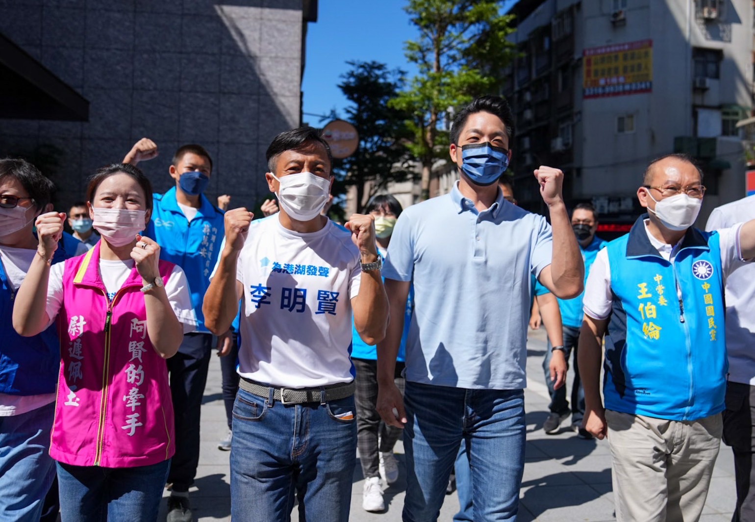 國民黨台北市長參選人蔣萬安(右二)表示將盡量為黨籍市議員參選人站台，在年底選戰打團體戰。(蔣萬安競辦提供)
