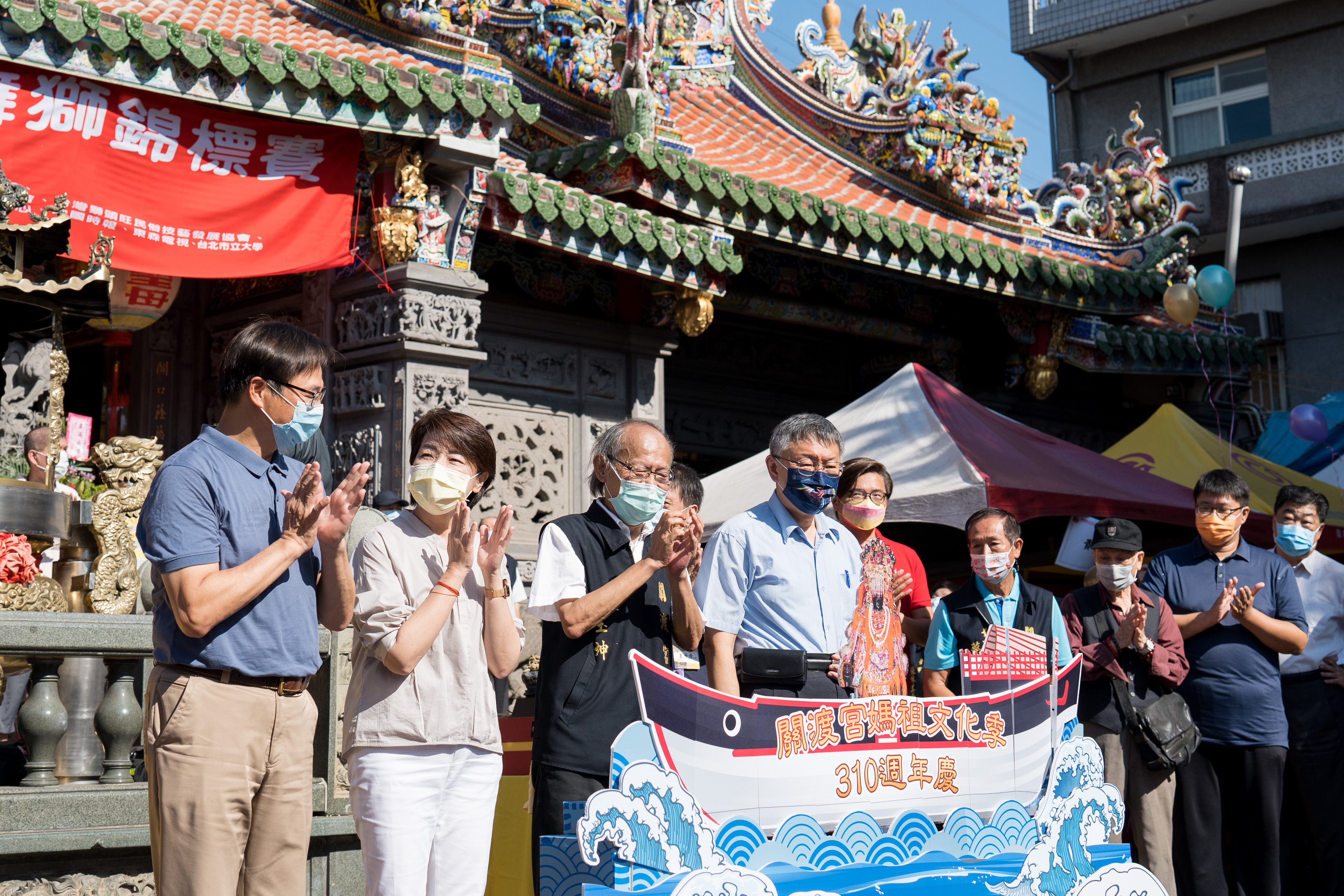 在傳出「新竹換台北」後，無黨籍台北市長參選人黃珊珊(左二)1日與台北市長柯文哲(左四)同台，受到關注。(黃珊珊競總提供)