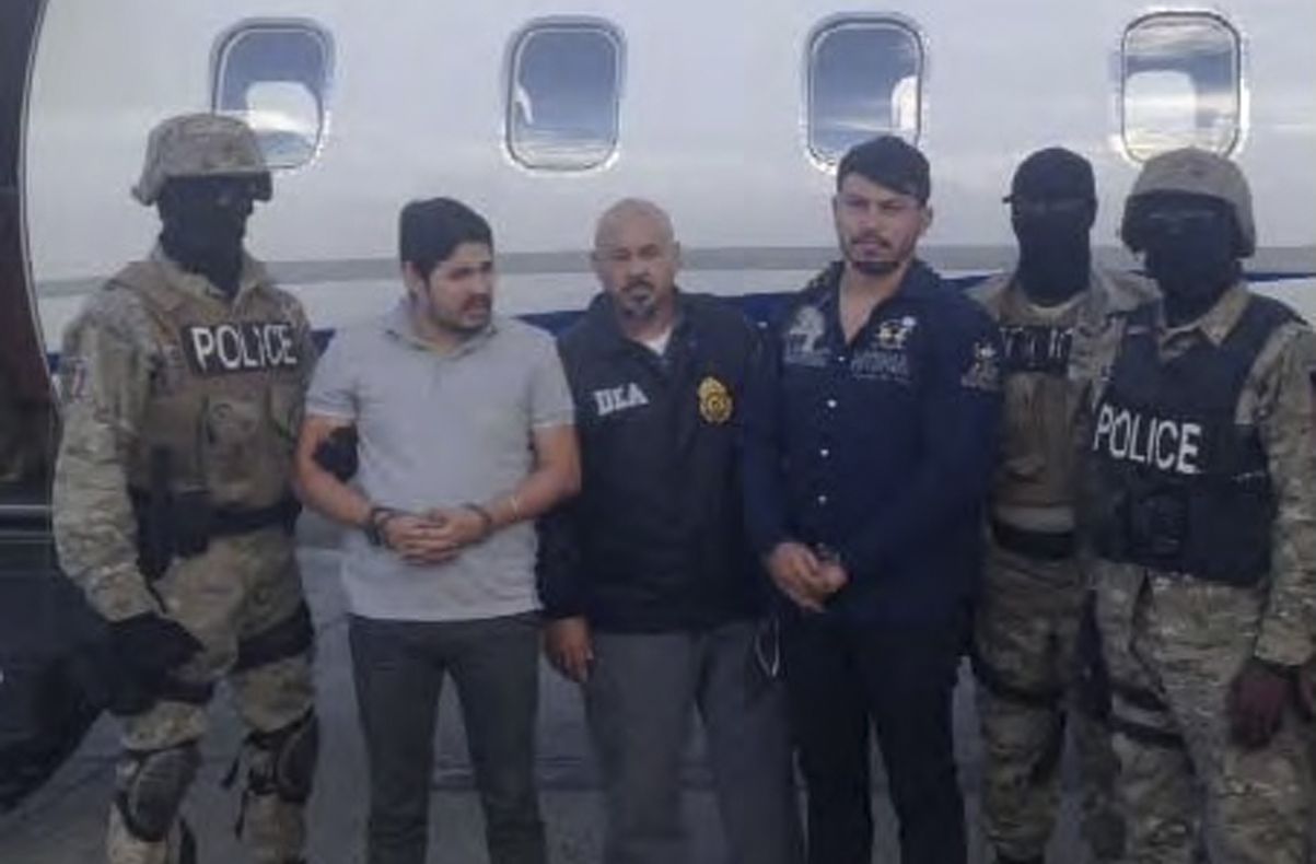 委內瑞拉第一夫人佛羅蕾斯(Cilia Flores)的2個姪子─坎波．佛羅蕾斯(Efrain Antonio Campo Flores,左2)和佛羅蕾斯．狄佛雷塔斯(Francisco Flores de Freitas)2015年在海地落網。 (路透社/達志影像)