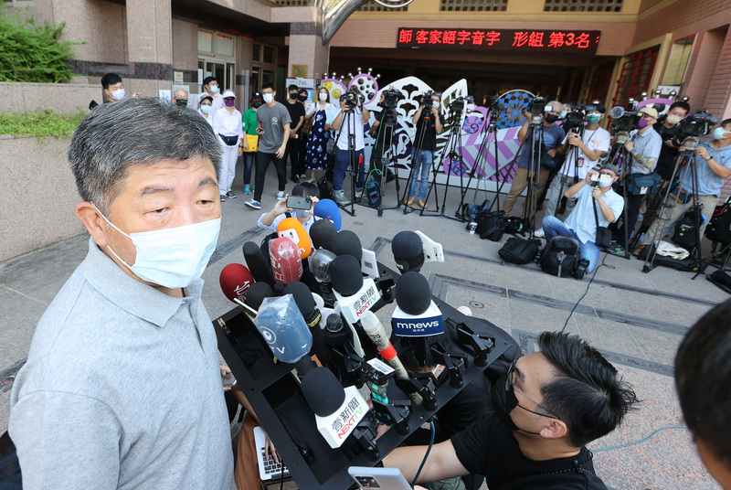 民進黨台北市長參選人陳時中（左）2日上午受民進黨台北市議員洪健益之邀，到松山國小要參與「益起來戰鬥～陀螺吧！」公益活動，卻臨時取消改為僅在校外接受媒體聯訪。 (圖：中央社)