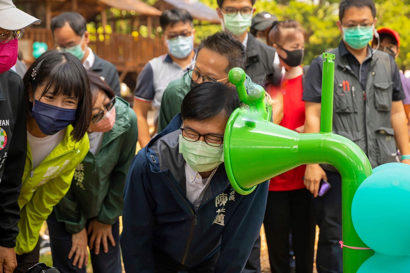 高雄市長陳其邁2日走訪社會局兒童福利服務中心建置的遊戲區及增設遊戲設施。(圖：中央社)