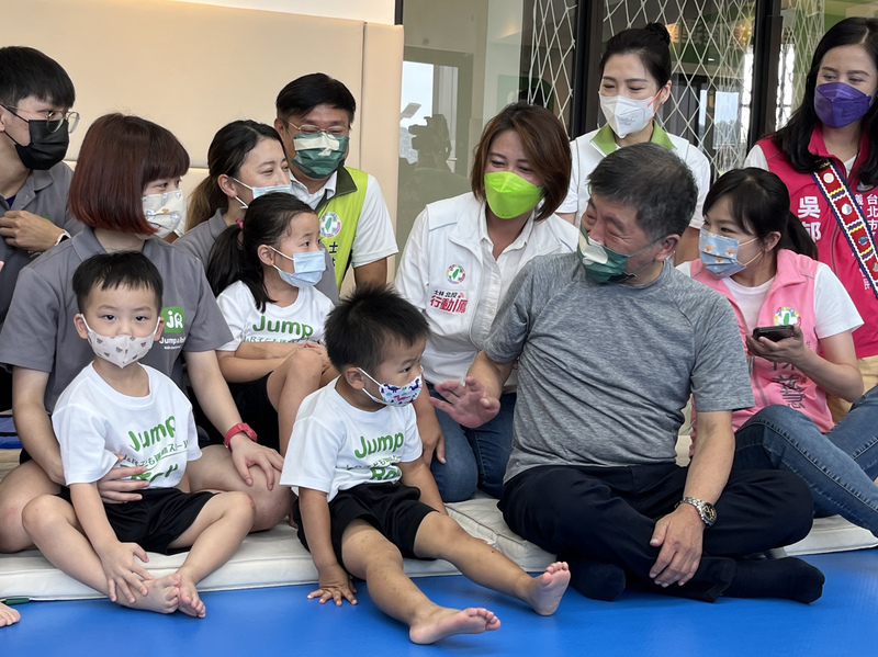 民進黨台北市長參選人陳時中（前排右）3日在民進黨台北市議員參選人林延鳳（2排右2）等人陪同下參訪J&R兒童體能操運動學苑，與小朋友互動。 (圖：中央社)