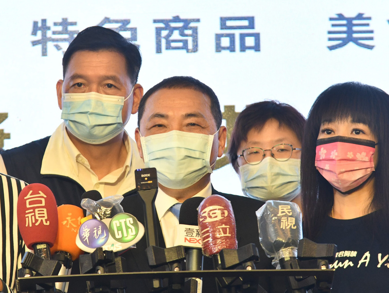 新北市長侯友宜（前中）。 (圖：中央社)