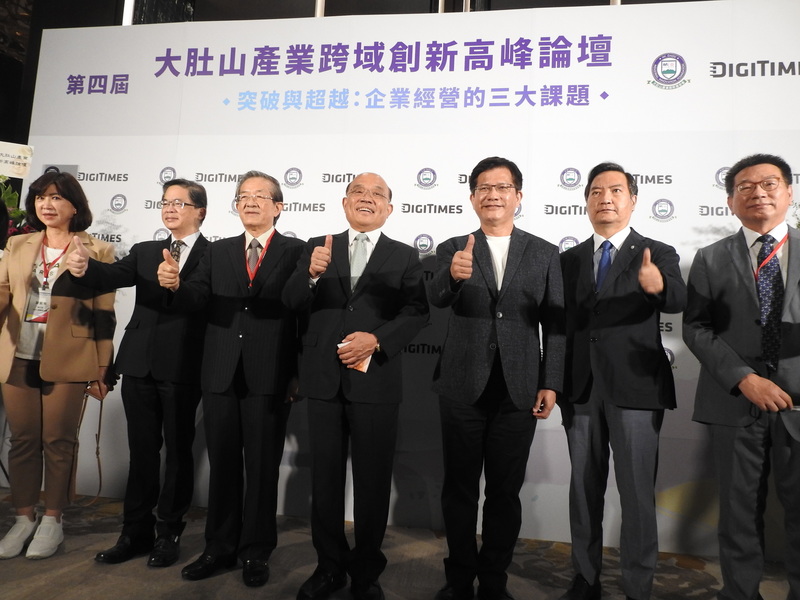 第4屆大肚山產業跨域創新高峰論壇3日在台北新板希爾頓酒店舉行，行政院長蘇貞昌（左4）、行政院政務委員兼發言人羅秉成（右2）與民進黨新北市長參選人、大肚山產業創新基金會榮譽董事長林佳龍（右3）等人出席並合影。(圖：中央社)