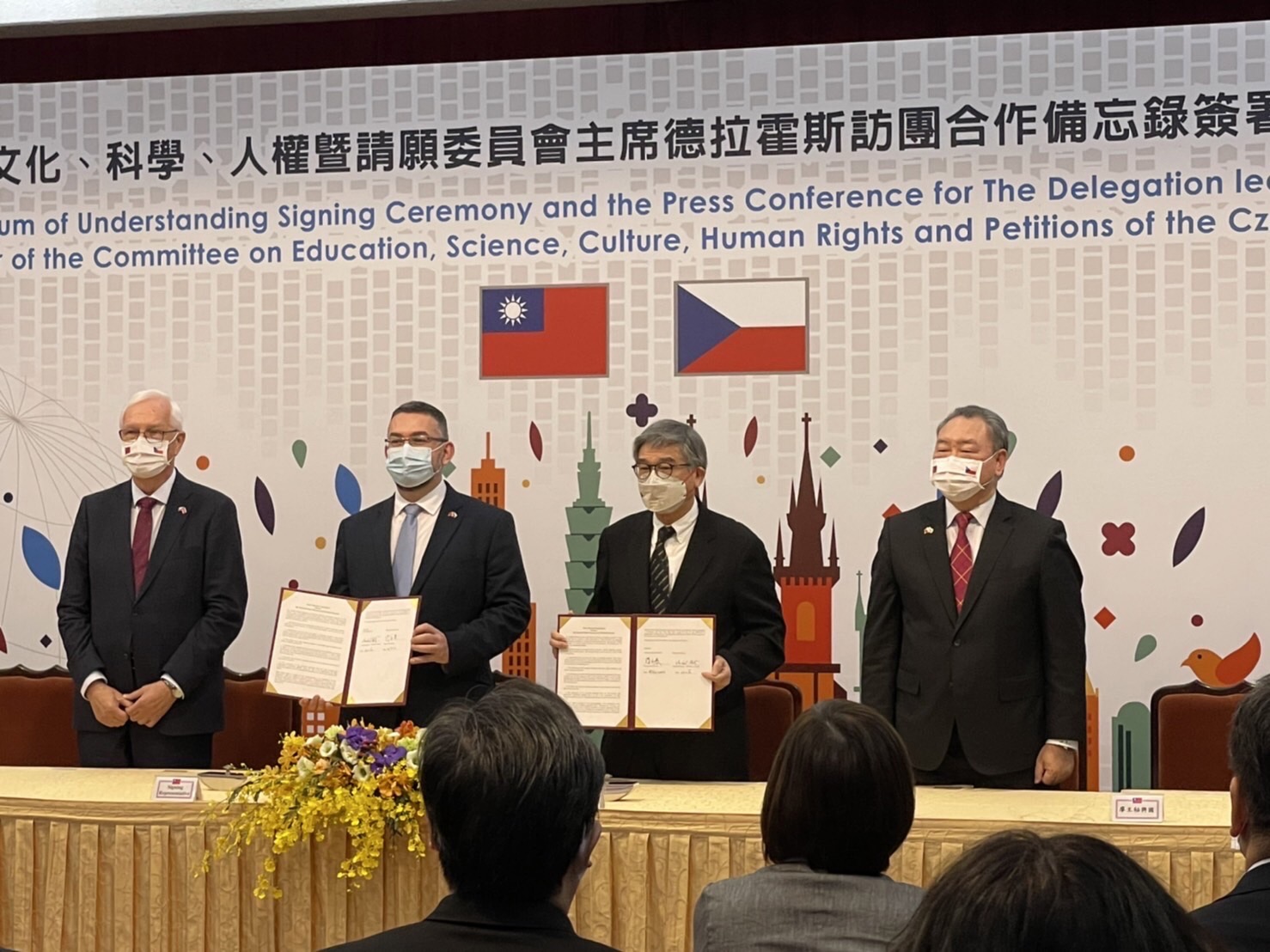 國立故宮博物院與捷克國家博物館締結姐妹館，簽約儀式由故宮副院長黃永泰(右二)與捷克國家博物館館長邁克爾․盧克什（MICHAL LUKEŠ）(左二)代表簽署，雙方未來將在展覽、研究、教育推廣各領域進行深度交流合作，故宮文物未來也將有機會到捷克展出。(故宮提供)