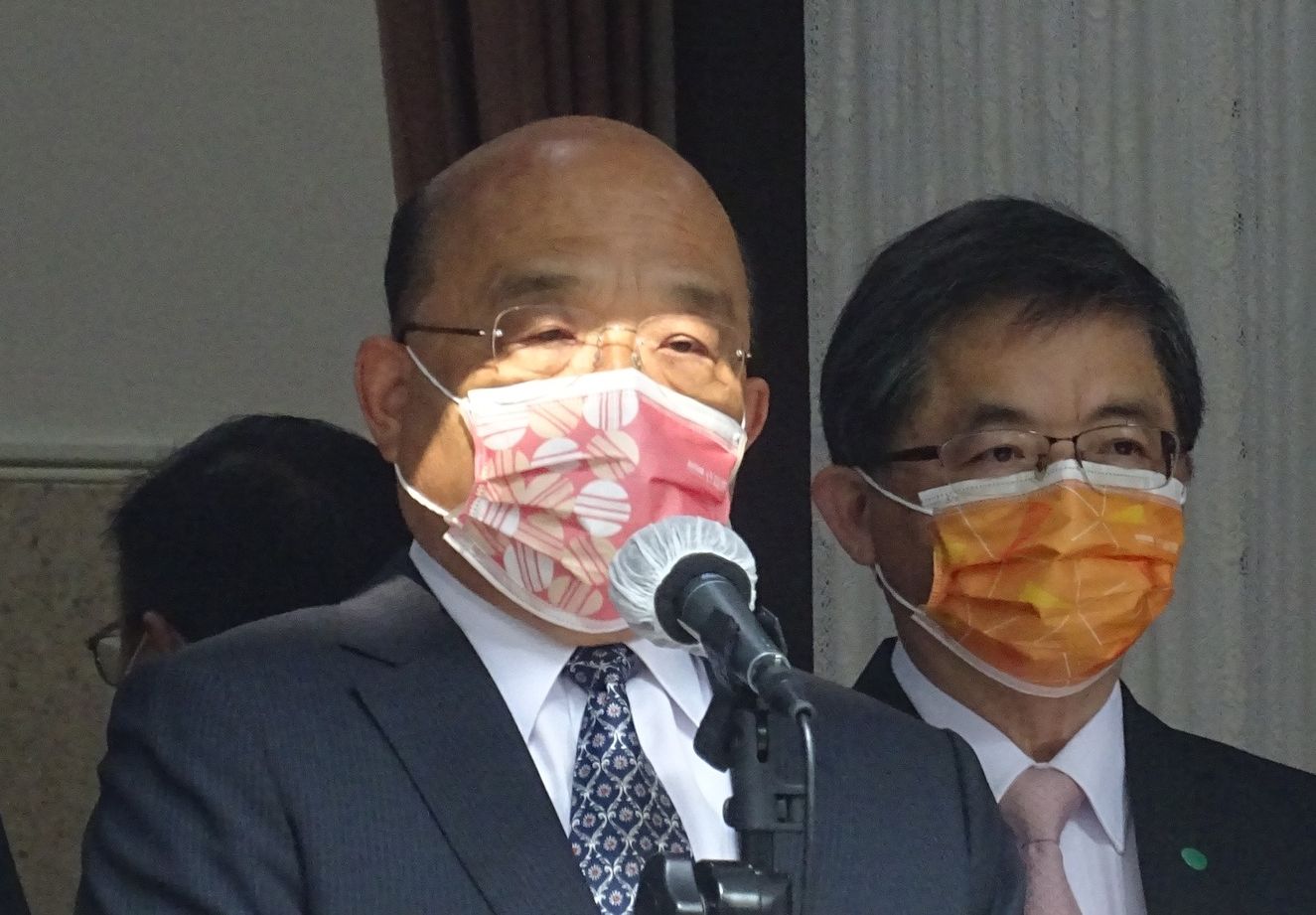 行政院長蘇貞昌7日表示，只要能出門就能投票，但如果要讓確診者出門投票，必須準備另一組投開票人員。（資料照/劉玉秋 攝）