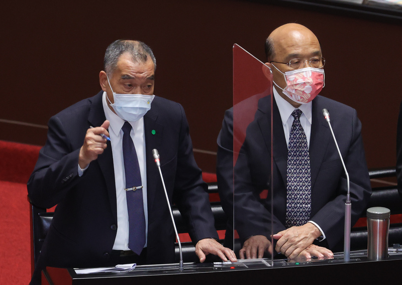 美國參議院外委會通過的台灣政策法案內容包括將軍事援助台灣，國防部長邱國正（左）4日指出，樂見其成，但各國建軍備戰有一定模式，他可以保證建軍備戰不會有任何變化，若有國外資金挹注會妥為應用。右為行政院長蘇貞昌。 (圖：中央社)