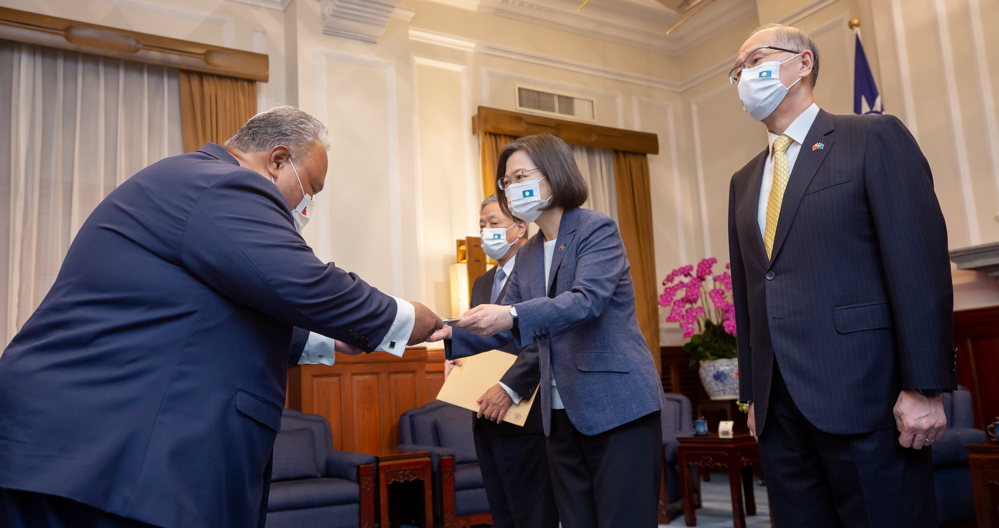 蔡英文總統接受新任帛琉共和國大使歐儒侃呈遞到任國書。(總統府提供)