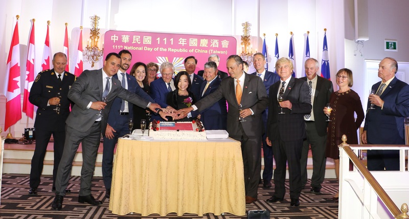 駐多倫多台北經濟文化辦事處長陳錦玲與貴賓合切國慶蛋糕。（駐多倫多辦事處提供） (圖：中央社)