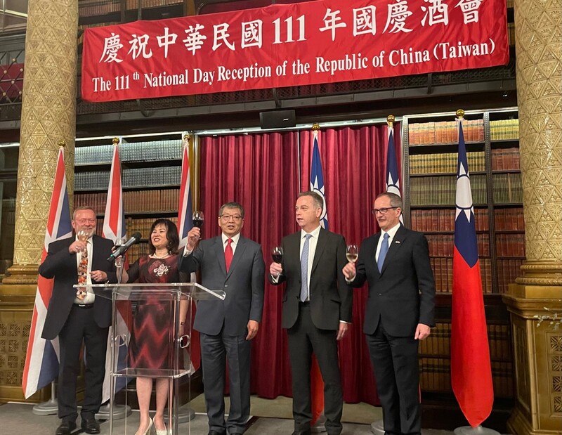 駐英國代表處4日晚間舉行國慶酒會，上議院議員貝特爾男爵（右1）、保守黨籍下議院議員亞當斯（右2）及工黨籍上議院議員柯林斯男爵（左1）應駐英代表謝武樵（左3）邀請出席致詞。(圖：中央社)
