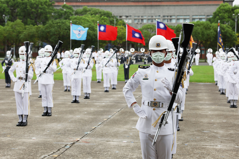 為使國慶大會當天能順利演出，國防部三軍樂儀隊5日在憲兵指揮部忠貞營區內進行排練，包括走位、隊形變換等，更首度全體使用左手轉槍，提升難度。(圖：中央社)