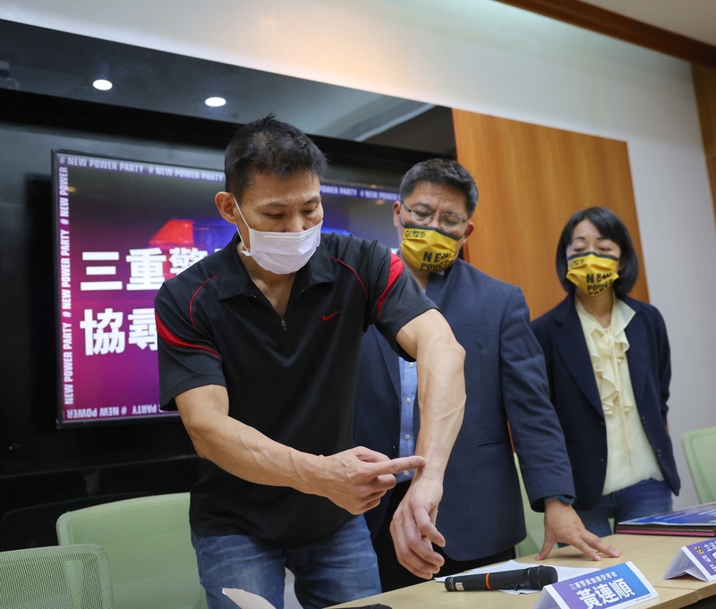 黃姓男子（左）指控日前遭新北市三重警分局永福派出所2名員警誤認為通緝犯，逮捕過程被毆傷。(圖：中央社)