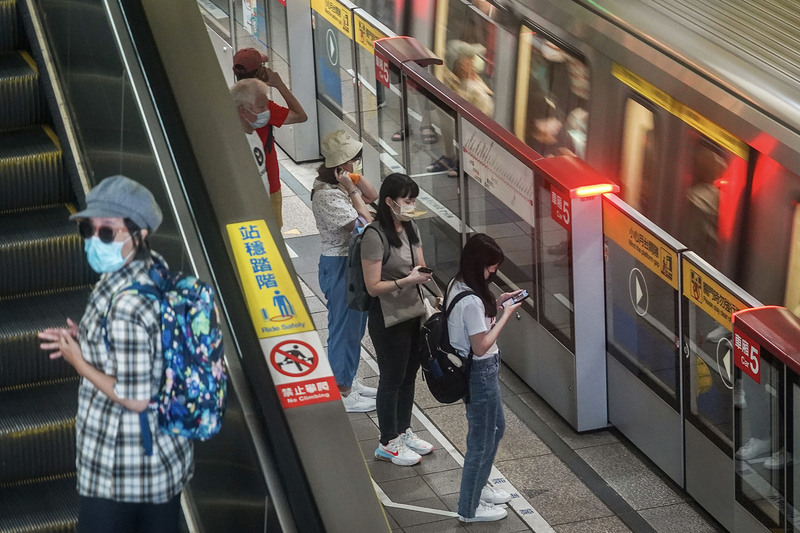 圖為台北捷運旅客遵守防疫規定戴上口罩。(資料照片/中央社)