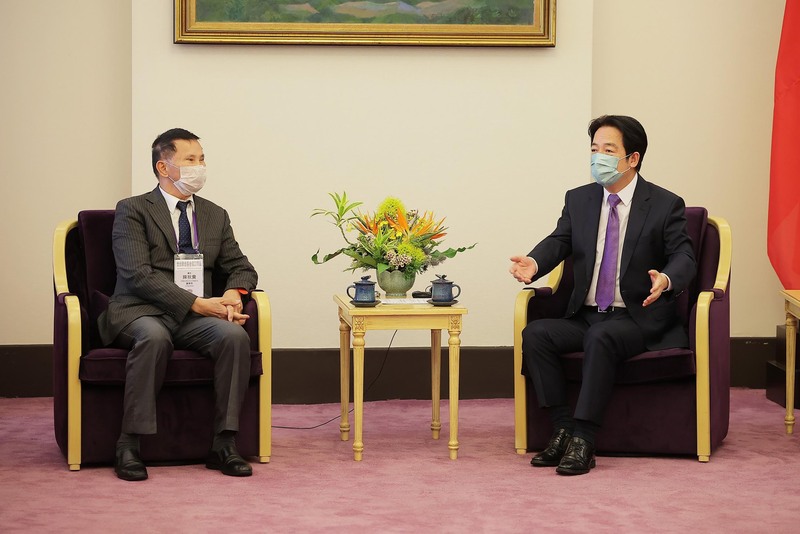 副總統賴清德(右)5日接見「世台聯合基金會訪問團」，請台商持續在國際上為台灣發聲。(圖：中央社)