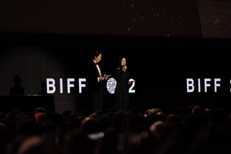 第27屆釜山國際影展5日晚間舉行，開幕式由演員柳俊烈（左）及全汝彬（右）擔綱主持，現場座無虛席。 (圖：中央社)