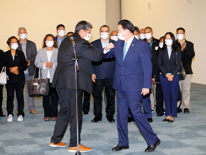 帛琉總統惠恕仁（Surangel S. Whipps, Jr.）（前左）5日率訪問團成員搭機來台，晚間順利降落桃園機場，外交部長吳釗燮（前右）親自接機表達誠摯歡迎。(圖:中央社)
