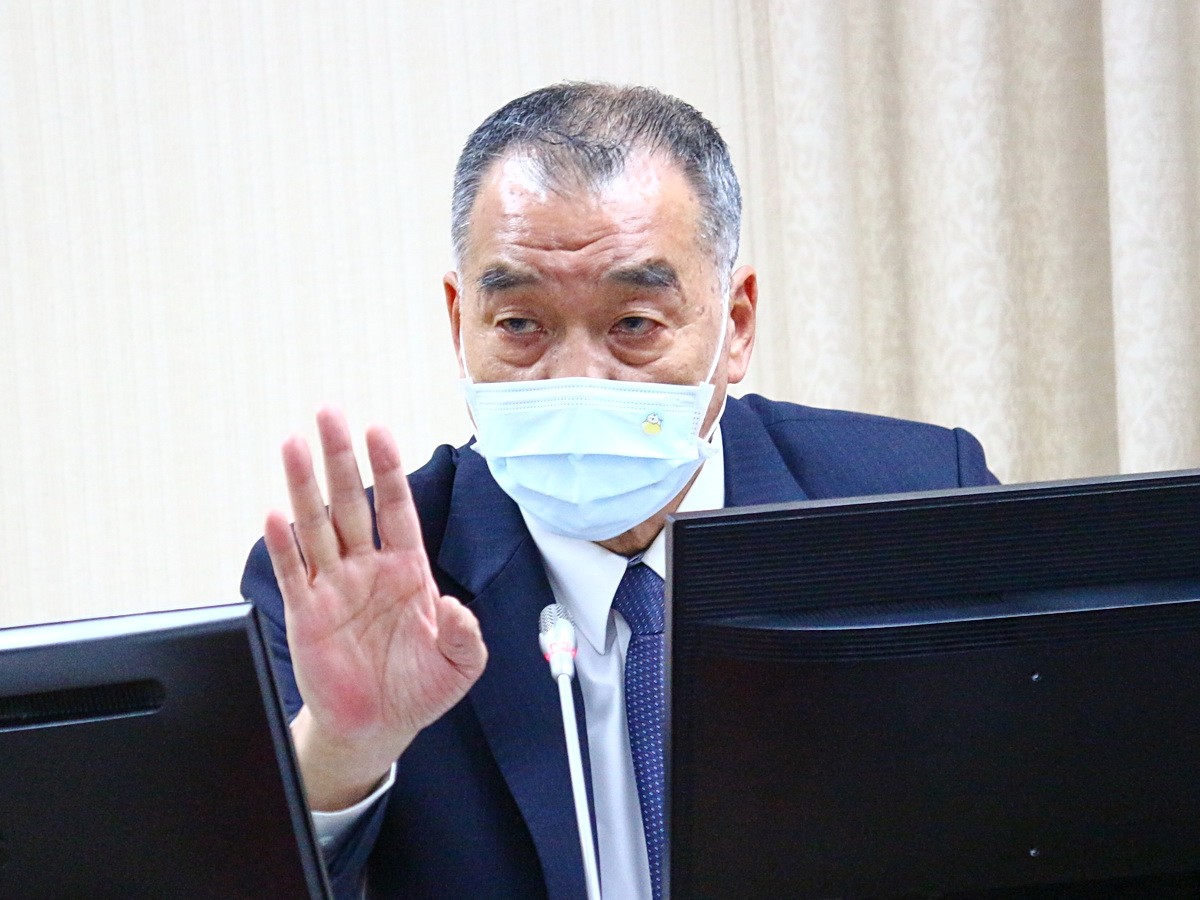 國防部長邱國正5日在立法院國防委員會答詢表示，雖然海峽中線默契已被中共毀掉，但國軍並未退讓，若有中共戰機進入領空就會被我方視為第一擊 (央廣記者王照坤 攝)