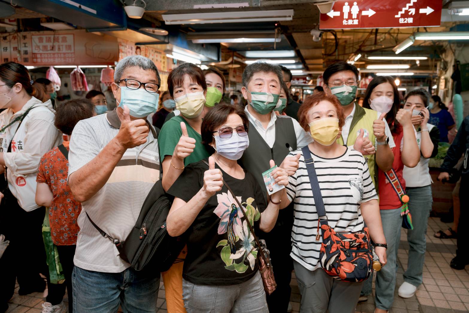 民進黨台北市長參選人陳時中(後排中)5日到北投市場拜票，與支持的民眾合影。(陳時中競總提供)