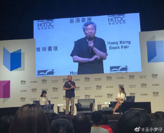 知名中國作家閻連科2019年在香港對年輕讀者表示，要有反叛心理，讀一讀「學校不讓讀的書」。（取自新浪微博）