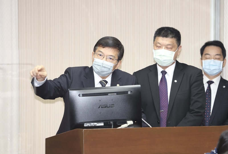 交通部長王國材（左）6日在立法院交通委員會報告並備詢。(圖：中央社)