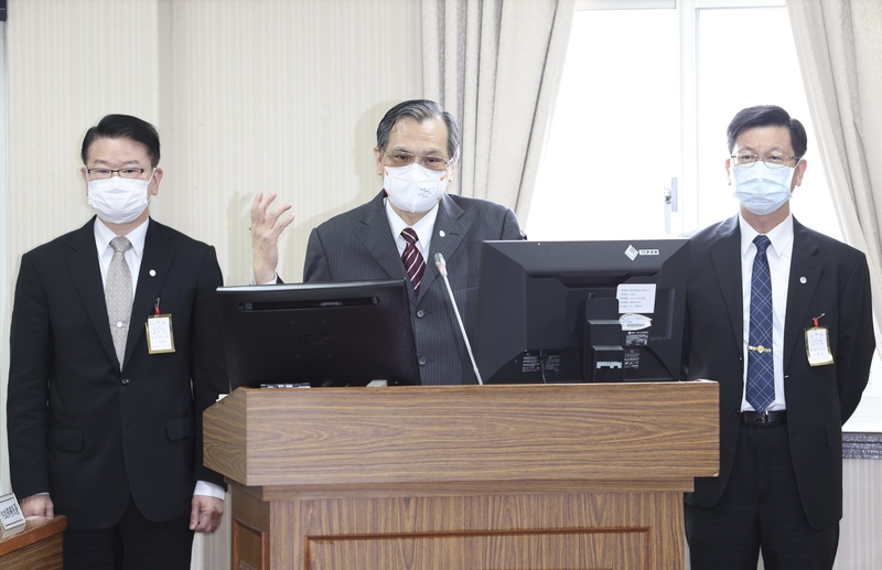 國安局長陳明通（中）日前赴泰國行程細節遭披露，外界質疑國安局遭到滲透。陳明通6日列席立法院外交及國防委員會備詢表示，有清查局內人員手機、電腦，細節不便說明，但國安局沒有被滲透，「泰國也給我們完整說明，主要是他們」。(圖：中央社)