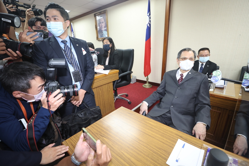 國安局長陳明通（前右）6日赴立法院外交國防委員會進行業務報告並備詢，面對媒體詢問論文案，陳明通全程不回應。 (圖：中央社)