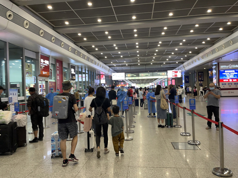 圖為上海虹橋火車站景象，由外地進滬旅客必須通過檢康碼等檢查才得以出站。(圖：中央社)