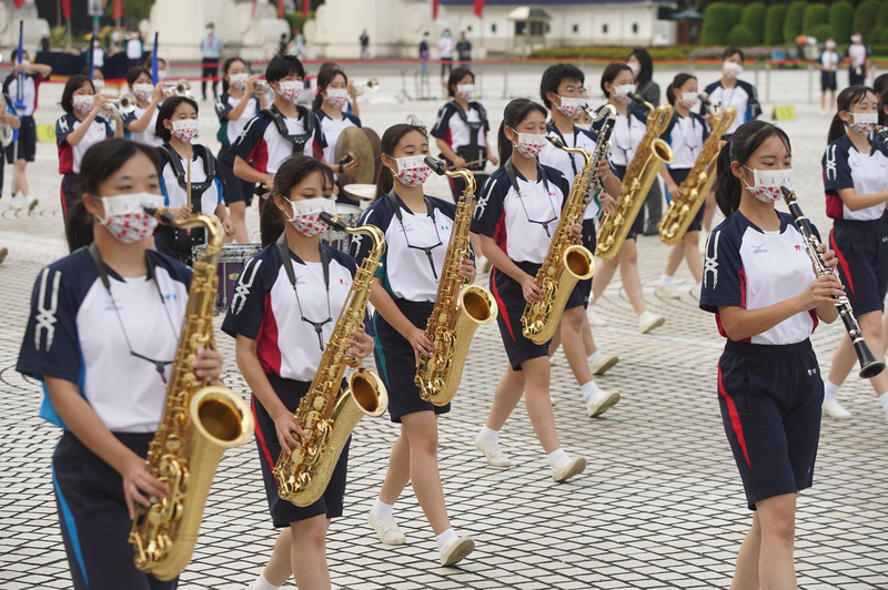 日本京都橘高校吹奏部應邀來台參與雙十國慶演出，6日下午學生們齊聚兩廳院戶外廣場彩排，模擬國慶演出走位。 (圖：中央社)